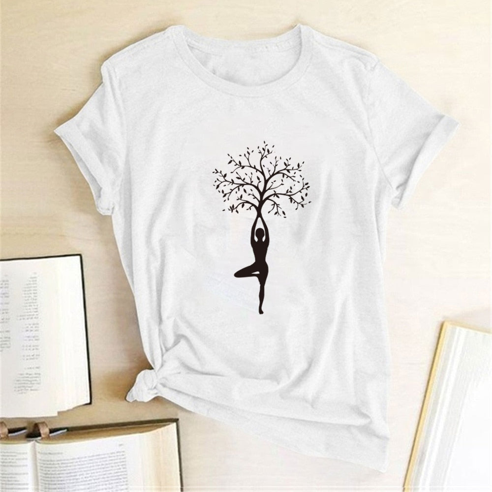 T-shirt col V - Femme en coton bio «Yoga Tree 3». Sa texture est très douce et confortable. Il est très agréable à porter et ce t-shirt se démarque par sa tenue et son aspect premium. Sa coupe féminine mettra en valeur votre silhouette. Le symbole «Yoga tree 3» imprimé sur le devant en fait un t-shirt absolument spirituel et vous donnera un look assurément unique.