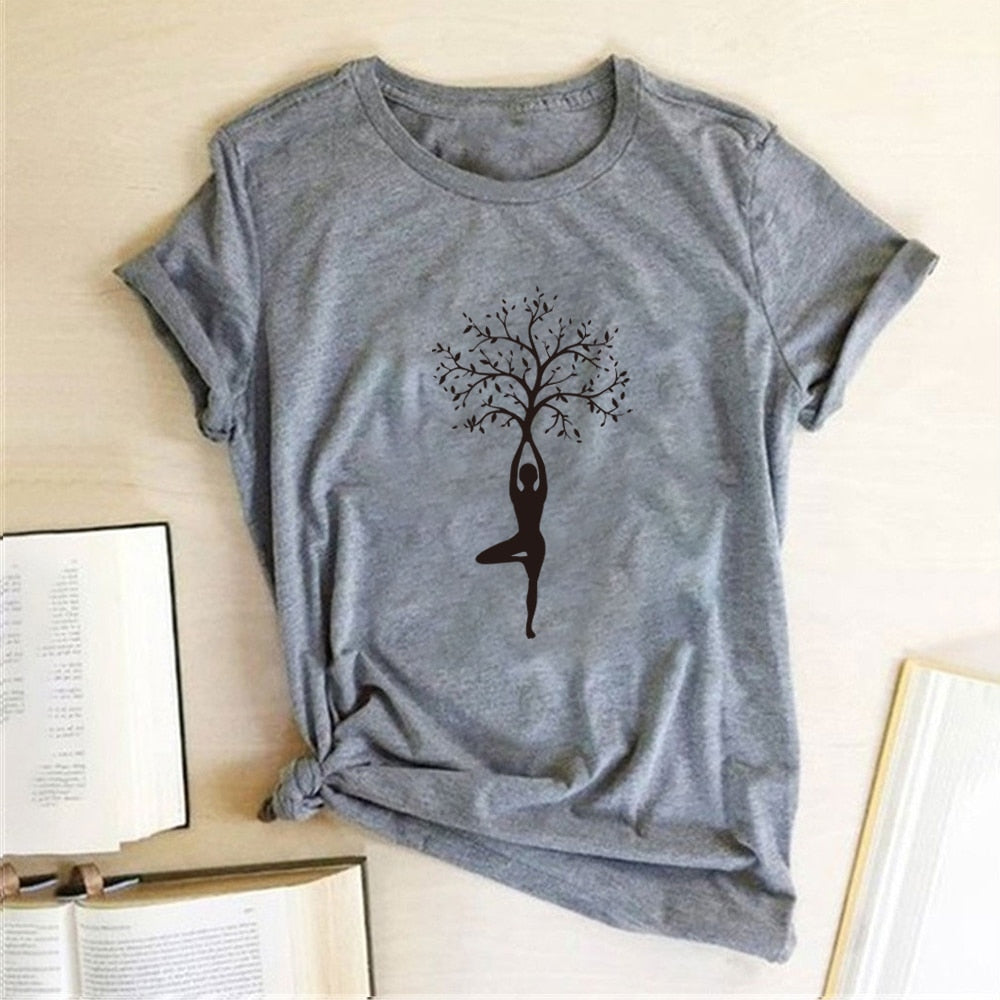 T-shirt col V - Femme en coton bio «Yoga Tree 3». Sa texture est très douce et confortable. Il est très agréable à porter et ce t-shirt se démarque par sa tenue et son aspect premium. Sa coupe féminine mettra en valeur votre silhouette. Le symbole «Yoga tree 3» imprimé sur le devant en fait un t-shirt absolument spirituel et vous donnera un look assurément unique.