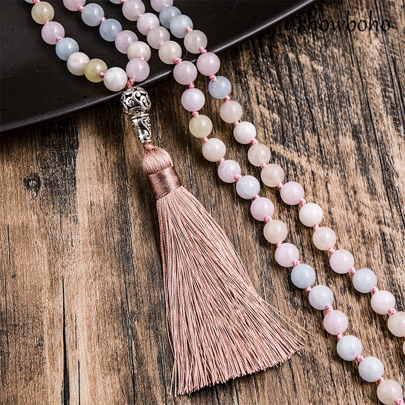 Vous cherchez un Mala qui vous apporte un sentiment de paix et de bien-être ?  La Morganite est réputée être la pierre parfaite pour purifier et apaiser l'esprit tout en rétablissant l'équilibre des émotions.  Portez ce magnifique Mala noué à la main autour du cou, afin qu'il vous accompagne chaque jour pour vous aider à retrouver confiance en vous, joie intérieure et bonheur. Laissez ses énergies douces et apaisantes des perles aux couleurs pastels vibrer dans votre corps tout au long de la journée.