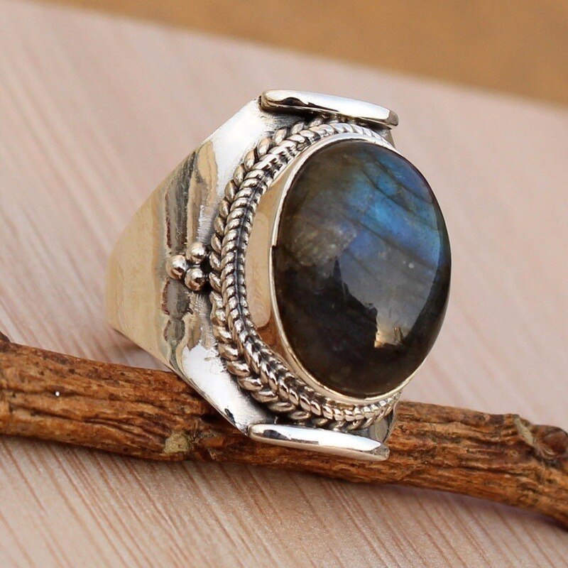 Cette Bague de style antique en Labradorite naturelle est très belle et sera du plus bel effet à votre main. Sa pierre est sertie clos. Les ciselures sur le pourtour offrent un style en toute élégance. Grâce à la Labradorite qui se trouve être l’une des meilleures pierres de protection parmi toutes les gemmes connues, la personne qui la porte verra son bien-être amélioré,