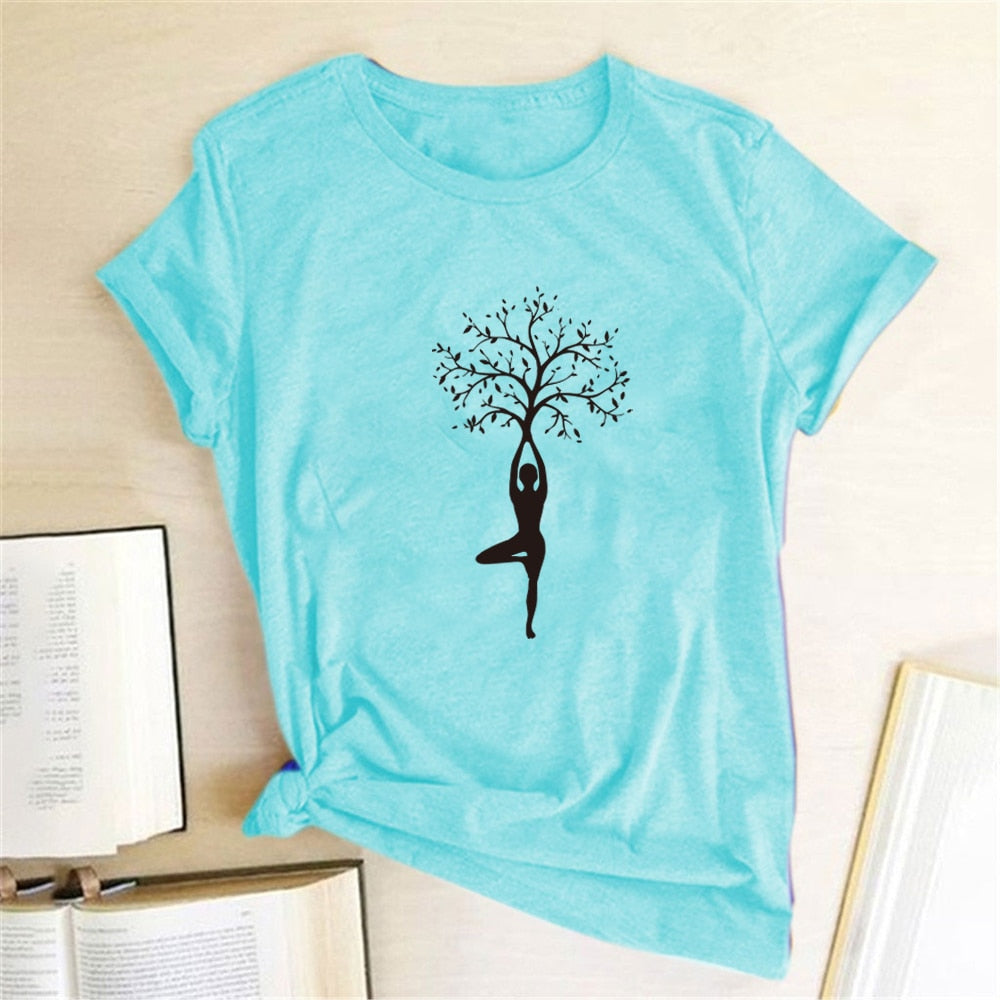 T-shirt col V - Femme en coton bio «Yoga Tree 3». Sa texture est très douce et confortable. Il est très agréable à porter et ce t-shirt se démarque par sa tenue et son aspect premium. Sa coupe féminine mettra en valeur votre silhouette. Le symbole «Yoga tree 3» imprimé sur le devant en fait un t-shirt absolument spirituel et vous donnera un look assurément unique.