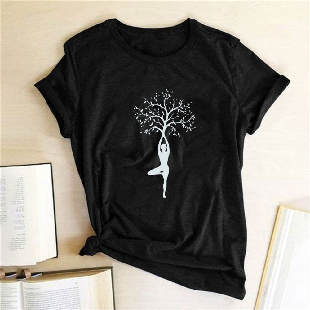 T-shirt col V - Femme en coton bio «Yoga Tree 3». Sa texture est très douce et confortable. Il est très agréable à porter et ce t-shirt se démarque par sa tenue et son aspect premium. Sa coupe féminine mettra en valeur votre silhouette. Le symbole «Yoga tree 3» imprimé sur le devant en fait un t-shirt absolument spirituel et vous donnera un look assurément unique.