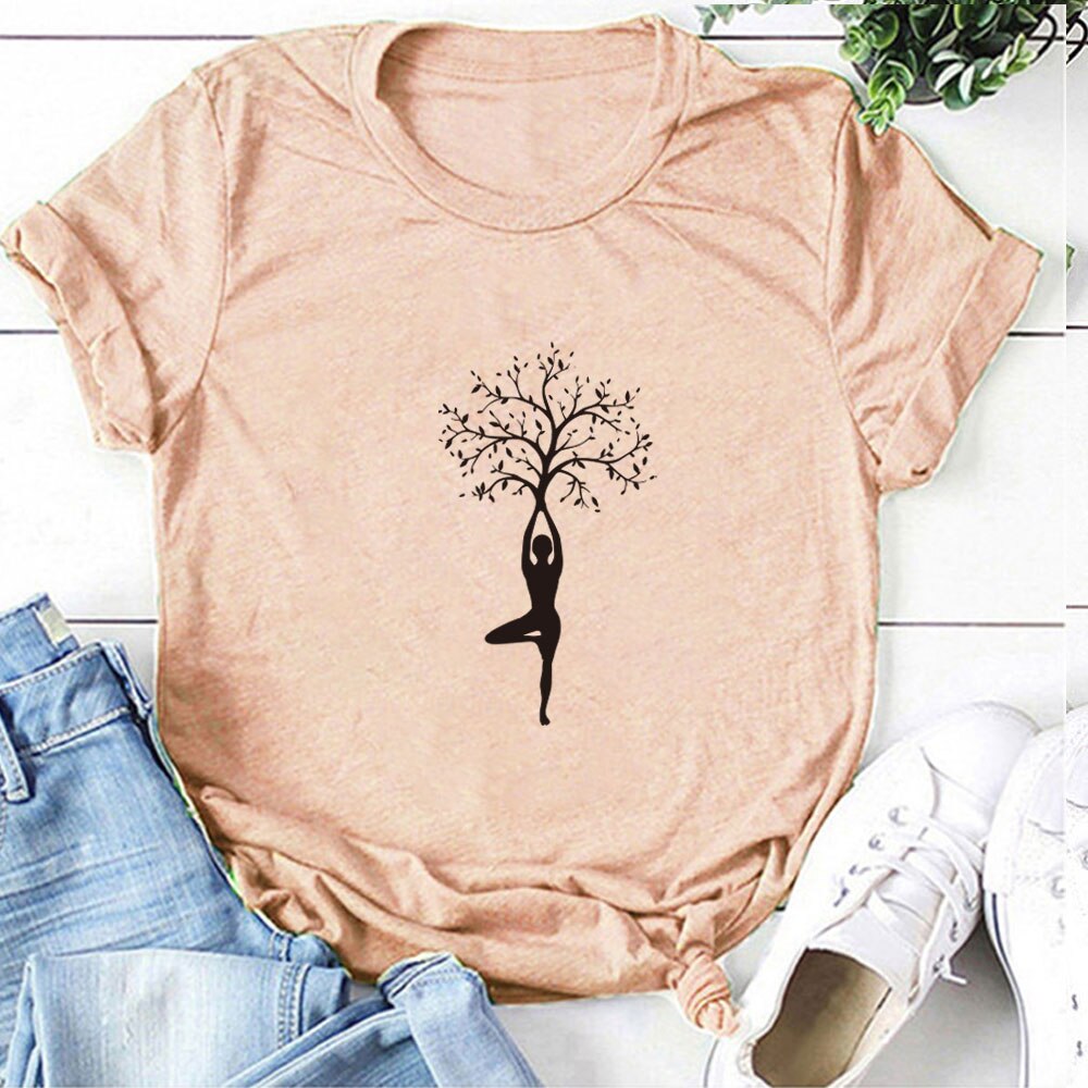 T-shirt col V - Femme en coton bio «Yoga Tree 3». Sa texture est très douce et confortable. Il est très agréable à porter et ce t-shirt se démarque par sa tenue et son aspect premium. Sa coupe féminine mettra en valeur votre silhouette. Le symbole «Yoga tree 3» imprimé sur le devant en fait un t-shirt absolument spirituel et vous donnera un look assurément unique.