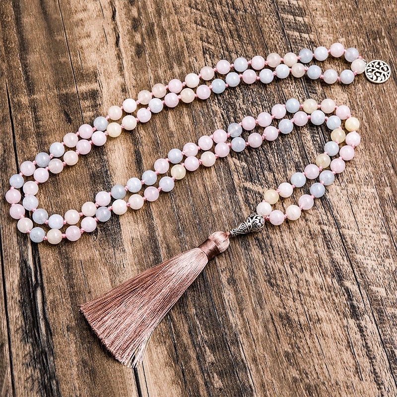 Vous cherchez un Mala qui vous apporte un sentiment de paix et de bien-être ?  La Morganite est réputée être la pierre parfaite pour purifier et apaiser l'esprit tout en rétablissant l'équilibre des émotions.  Portez ce magnifique Mala noué à la main autour du cou, afin qu'il vous accompagne chaque jour pour vous aider à retrouver confiance en vous, joie intérieure et bonheur. Laissez ses énergies douces et apaisantes des perles aux couleurs pastels vibrer dans votre corps tout au long de la journée.