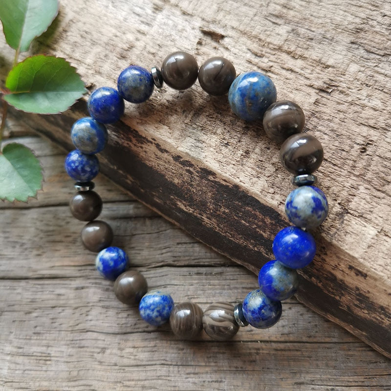 Ce puissant collier mala "confiance en soi" en Lapis Lazuli et Bronzite, lorsqu'il est porté avec intention, aide à se concentrer et à fixer des intentions positives pour soi-même qui cultivent l'amour de soi et la force de caractère.  Avec sa combinaison de couleurs audacieuses entre les pierres bleues lapis-lazuli et les accents bronzés de la bronzite, ce collier est un beau rappel de la confiance en son intuition et de la foi en ses décisions.