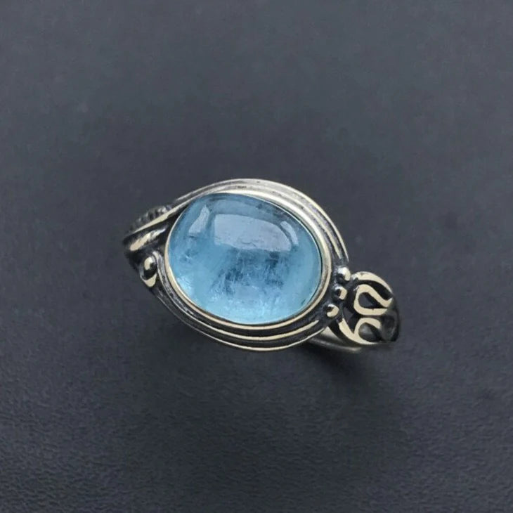 Cette bague est non seulement chic et élégante, parfaite pour toutes occasions mais elle possède également des propriétés bénéfiques : elle renforce l’amour et conforte l’amour des couples existants.