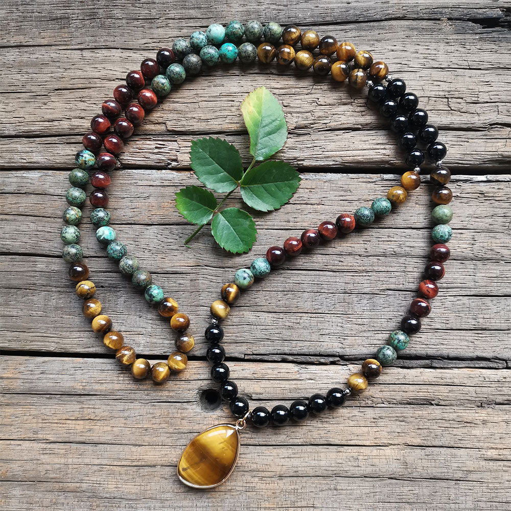 Ce Collier "Energies Protectrices" est un cocktail d’énergies bienfaisantes permettant de lutter contre les aléas de la vie.  Cette délicieuse combinaison de pierres aux couleurs chaudes et rafraîchissantes, vous aidera à traverser les journées avec aisance. Le design unisexe neutre convient à tout le monde, Portez ce collier et ressentez immédiatement  une protection et rien ne peut vous atteindre.