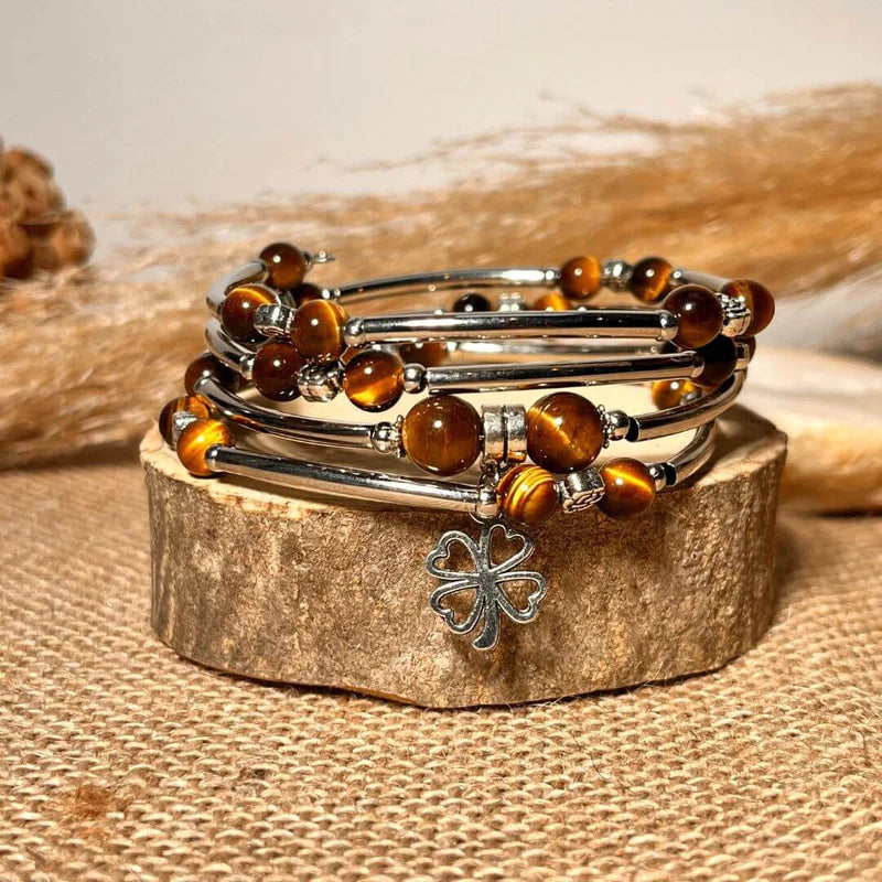 Prêt(e) à faire entrer la chance dans votre vie ? Notre bracelet "Chance" en pierres naturelles est le moyen idéal pour y parvenir. Ces bracelets sont soigneusement fabriqués avec de magnifiques pierres naturelles, et sont parfaits pour ajouter un peu de joie spirituelle à votre journée. Avec un élégant trèfle à quatre feuilles comme pièce maîtresse, 