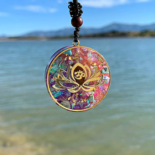 Pendentif Orgonite "Lotus-Om" en Turquoise & Oeil de Tigre