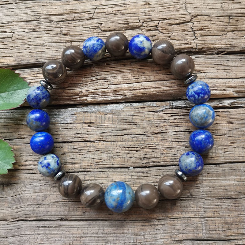 Ce puissant collier mala "confiance en soi" en Lapis Lazuli et Bronzite, lorsqu'il est porté avec intention, aide à se concentrer et à fixer des intentions positives pour soi-même qui cultivent l'amour de soi et la force de caractère.  Avec sa combinaison de couleurs audacieuses entre les pierres bleues lapis-lazuli et les accents bronzés de la bronzite, ce collier est un beau rappel de la confiance en son intuition et de la foi en ses décisions.