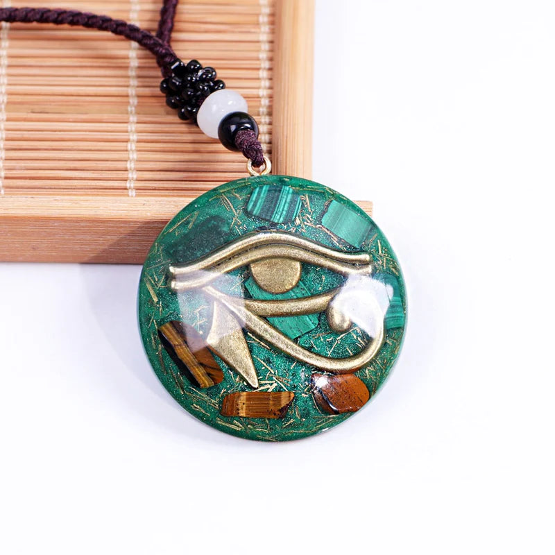 Ce pendentif Œil d'Horus est un outil spirituel puissant qui peut vous aider de nombreuses façons. Pierre protectrice, la Malachite aide à lutter contre le mal. Cette pierre agit comme un déboucheur d’énergies congestionnées. Elle purifie les corps physiques et émotionne de leurs impuretés.  L'œil de tigre vous aide