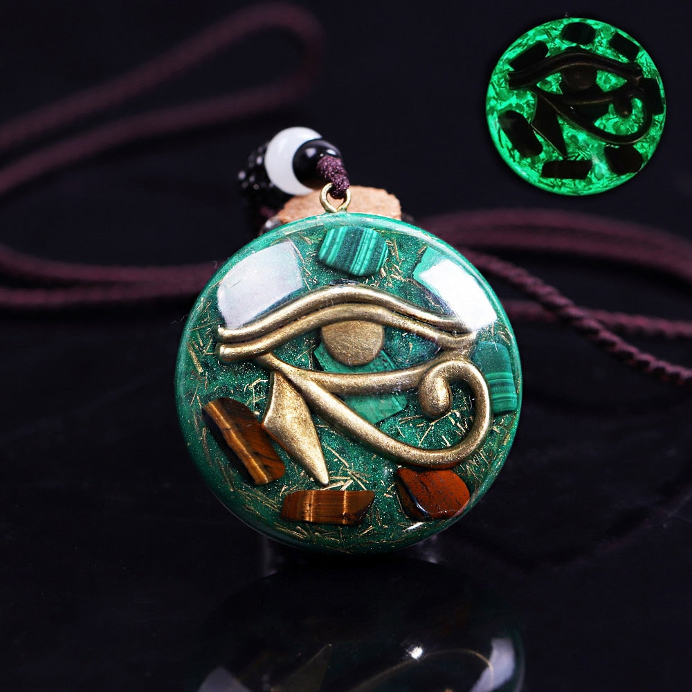 Ce pendentif Œil d'Horus est un outil spirituel puissant qui peut vous aider de nombreuses façons. Pierre protectrice, la Malachite aide à lutter contre le mal. Cette pierre agit comme un déboucheur d’énergies congestionnées. Elle purifie les corps physiques et émotionne de leurs impuretés.  L'œil de tigre vous aide