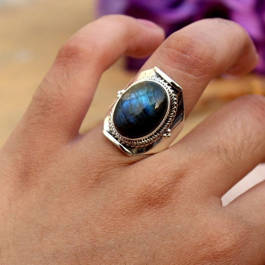 Cette Bague de style antique en Labradorite naturelle est très belle et sera du plus bel effet à votre main. Sa pierre est sertie clos. Les ciselures sur le pourtour offrent un style en toute élégance. Grâce à la Labradorite qui se trouve être l’une des meilleures pierres de protection parmi toutes les gemmes connues, la personne qui la porte verra son bien-être amélioré,