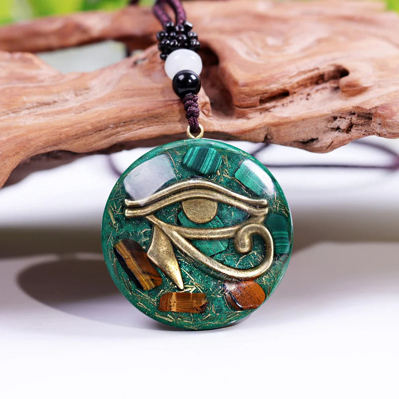 Ce pendentif Œil d'Horus est un outil spirituel puissant qui peut vous aider de nombreuses façons. Pierre protectrice, la Malachite aide à lutter contre le mal. Cette pierre agit comme un déboucheur d’énergies congestionnées. Elle purifie les corps physiques et émotionne de leurs impuretés.  L'œil de tigre vous aide