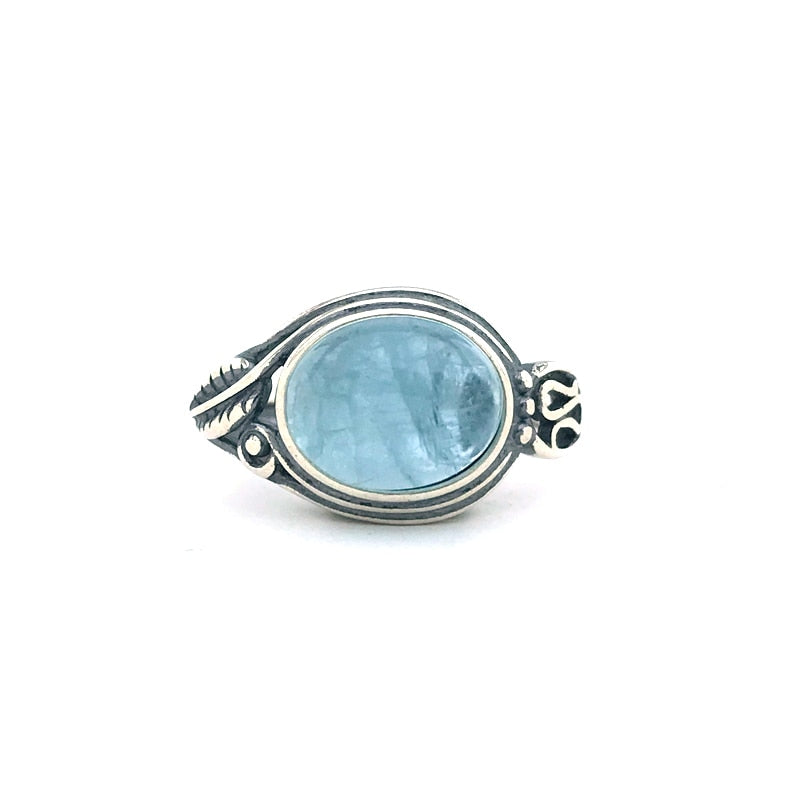 Cette bague est non seulement chic et élégante, parfaite pour toutes occasions mais elle possède également des propriétés bénéfiques : elle renforce l’amour et conforte l’amour des couples existants.  Vous apprécierez la beauté de cette pierre bleue et la façon dont elle aide à calmer l'anxiété et à promouvoir la paix