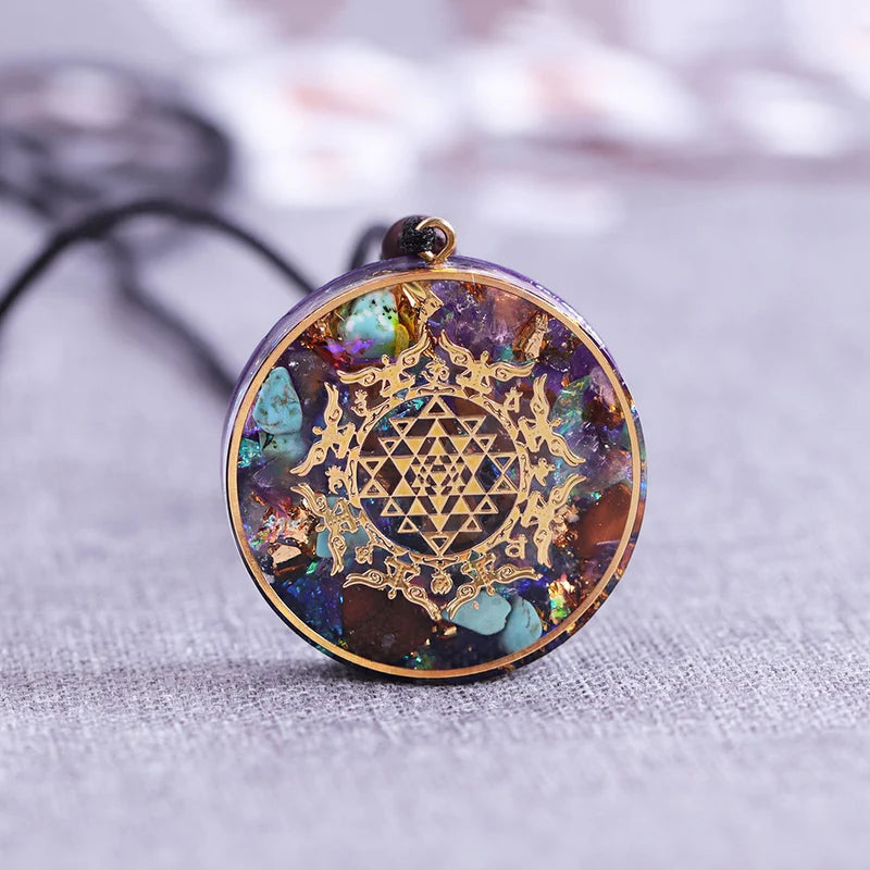 Ce magnifique Pendentif Orgonite Sri Yantra fait main en pierres de qualité vous apportera instantanément les énergies de guérison dont vous avez besoin pour votre bien-être. Le Sri Yantra est le symbole de la création de l'univers, c'est l'un des Yantras les plus puissants du monde. La puissance de cette géométrie