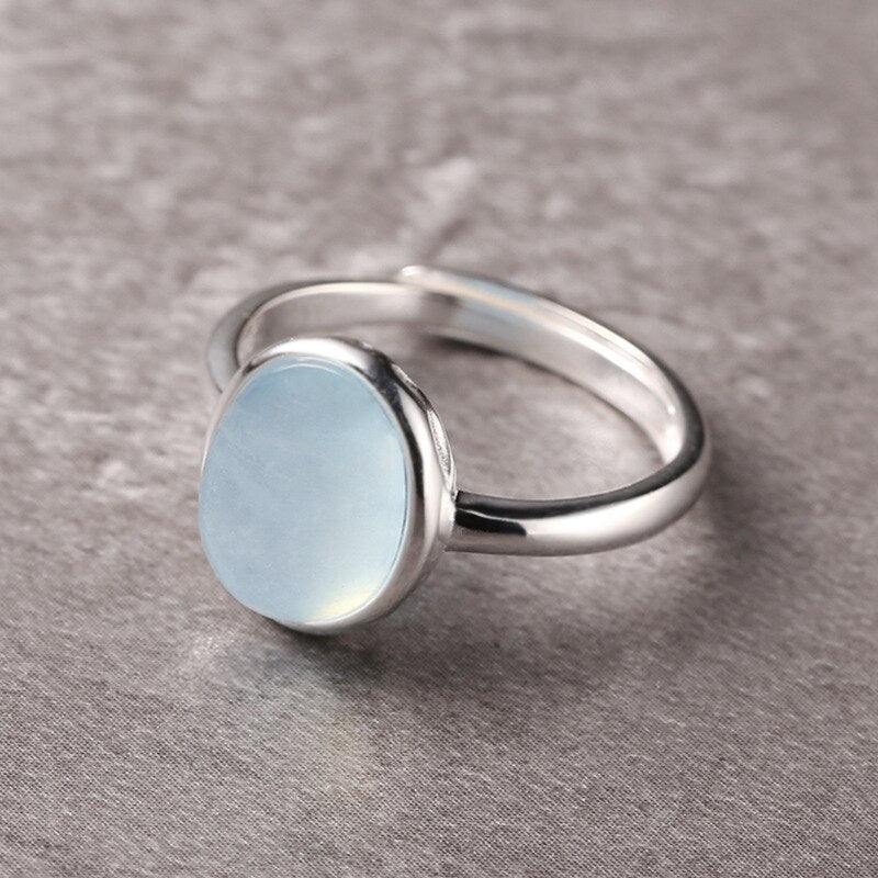 Cette bague est un bijou élégant et raffiné qui conviendra à tous les goûts et tous les styles vestimentaires. Fabriquée à partir d'aigue-marine, une pierre précieuse de couleur bleue claire, cette bague est dotée d'un design minimaliste qui met en valeur la beauté naturelle de la pierre. Grâce à sa conception ajustable