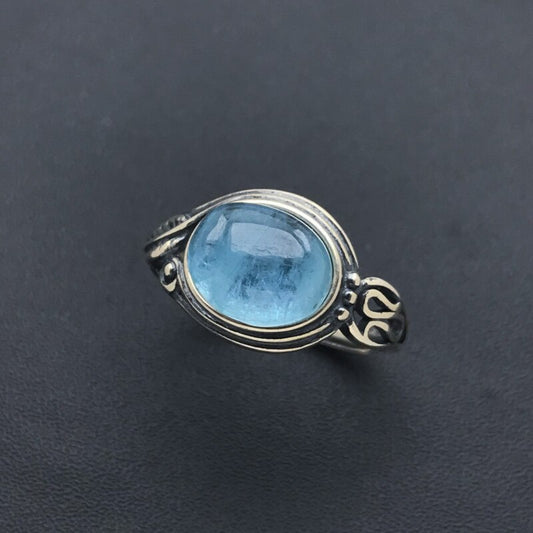 Cette bague est non seulement chic et élégante, parfaite pour toutes occasions mais elle possède également des propriétés bénéfiques : elle renforce l’amour et conforte l’amour des couples existants.  Vous apprécierez la beauté de cette pierre bleue et la façon dont elle aide à calmer l'anxiété et à promouvoir la paix