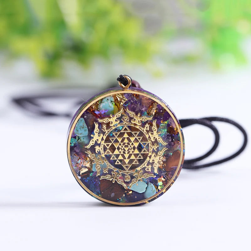 Ce magnifique Pendentif Orgonite Sri Yantra fait main en pierres de qualité vous apportera instantanément les énergies de guérison dont vous avez besoin pour votre bien-être. Le Sri Yantra est le symbole de la création de l'univers, c'est l'un des Yantras les plus puissants du monde. La puissance de cette géométrie