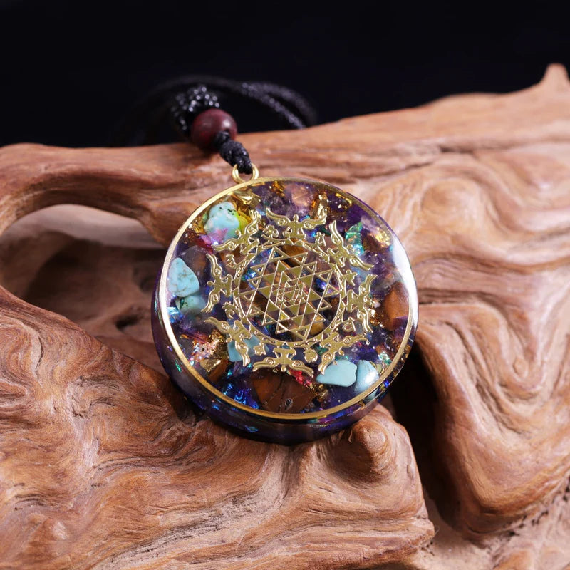 Ce magnifique Pendentif Orgonite Sri Yantra fait main en pierres de qualité vous apportera instantanément les énergies de guérison dont vous avez besoin pour votre bien-être. Le Sri Yantra est le symbole de la création de l'univers, c'est l'un des Yantras les plus puissants du monde. La puissance de cette géométrie