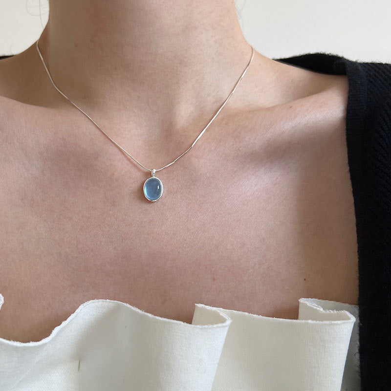 Ce bijou est une pièce unique qui captivera tous les regards. Fabriqué à partir d'aigue-marine, une pierre précieuse de couleur bleue claire, ce pendentif est façonné dans une forme ovale élégante qui conviendra à tous les styles vestimentaires. Imaginez-vous porter ce magnifique pendentif autour de votre cou