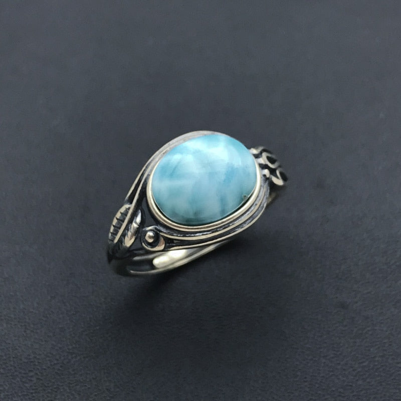 Cette bague est non seulement chic et élégante, parfaite pour toutes occasions mais elle possède également des propriétés bénéfiques : elle renforce l’amour et conforte l’amour des couples existants.  Vous apprécierez la beauté de cette pierre bleue et la façon dont elle aide à calmer l'anxiété et à promouvoir la paix