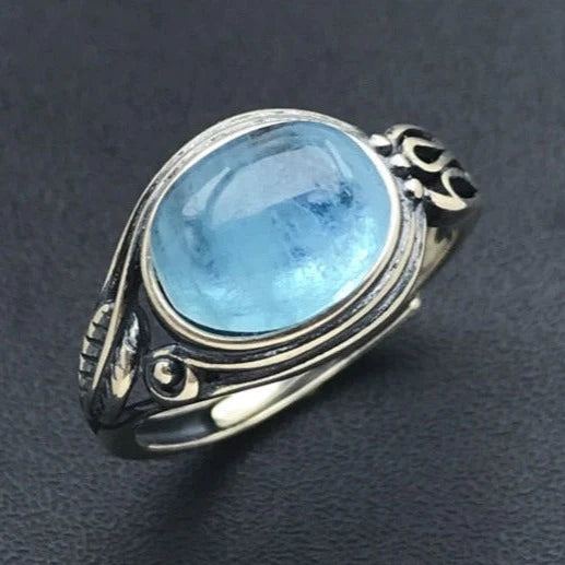 Cette bague est non seulement chic et élégante, parfaite pour toutes occasions mais elle possède également des propriétés bénéfiques : elle renforce l’amour et conforte l’amour des couples existants.  Vous apprécierez la beauté de cette pierre bleue et la façon dont elle aide à calmer l'anxiété et à promouvoir la paix