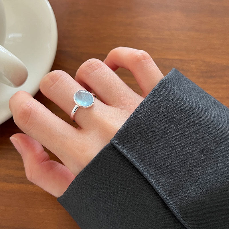 Cette bague est un bijou élégant et raffiné qui conviendra à tous les goûts et tous les styles vestimentaires. Fabriquée à partir d'aigue-marine, une pierre précieuse de couleur bleue claire, cette bague est dotée d'un design minimaliste qui met en valeur la beauté naturelle de la pierre. Grâce à sa conception ajustable